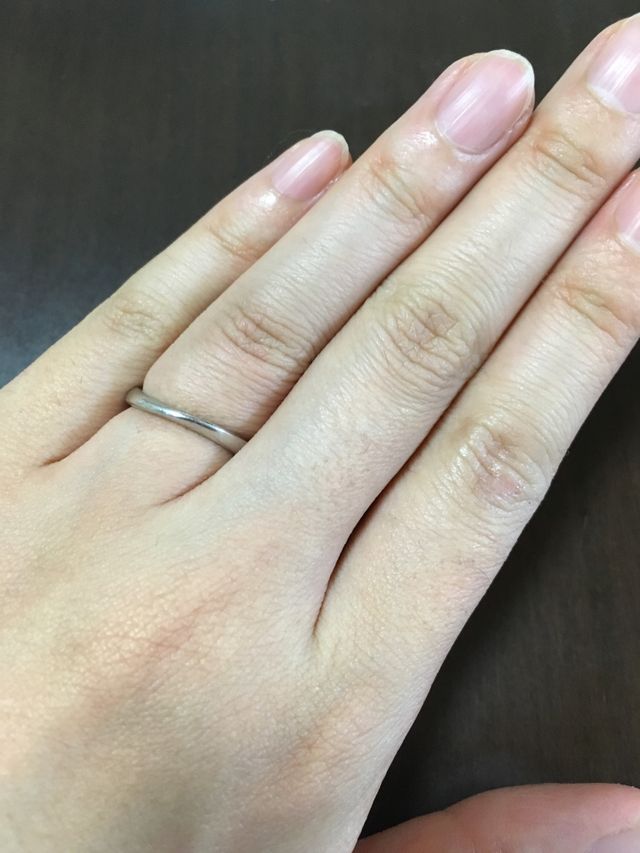 少し斜めにデザインが入っており指が細く見えます！