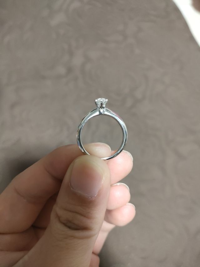 ティファニー特有のリングの形になってます