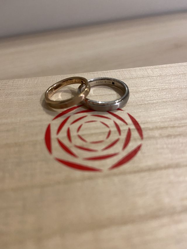 女性用をダイヤなしにアレンジし、男女同じデザインにしました。