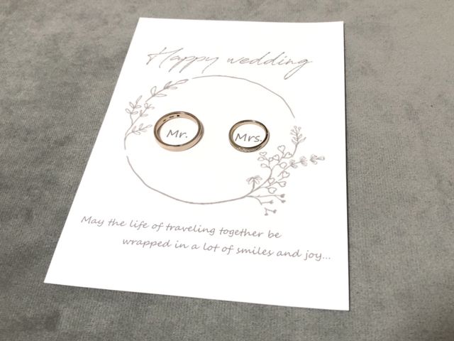 男性がハニーイエローゴールド女性がシャンパンゴールド