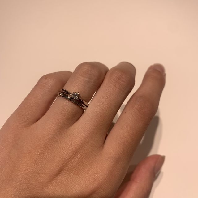 ダイヤが3石等間隔で付いているものを見つけ、一目惚れでした。