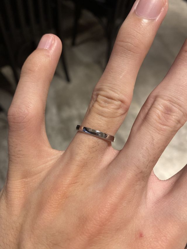 プラチナ素材で、太さ2.5mm
片側にはミル打ちがしてある