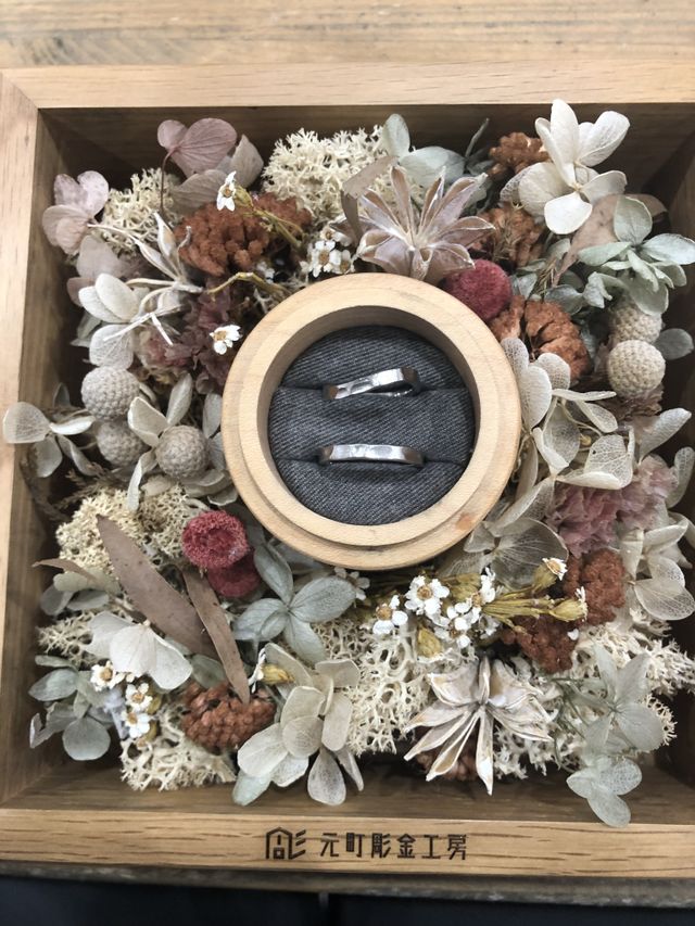 素材は2人ともプラチナ、デザインは槌目にしました。