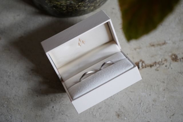 二人で話して光沢を抑えた指輪です