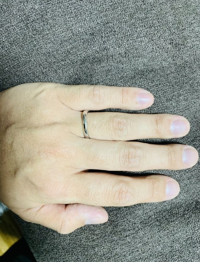 男女ペアのデザインです。妻の方はダイヤモンドがついています。