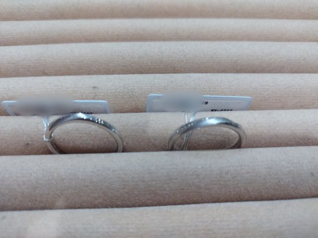 斜めのラインがつや消しのような加工で入っている指輪です。