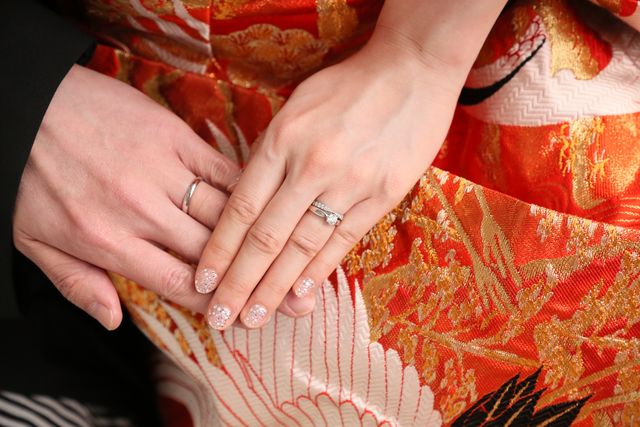 婚約指輪とけっこんゆびわは同シリーズのものを選びました