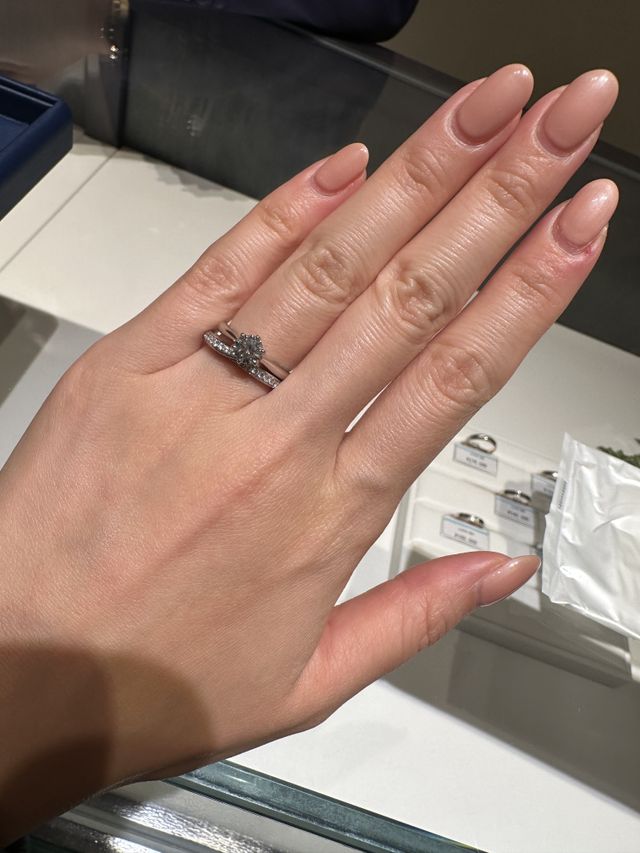 婚約指輪（ホワイトリリー）と結婚指輪（ジュノー）。