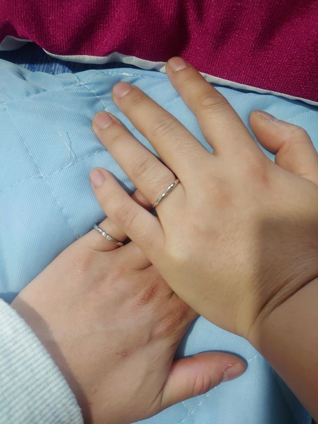 ペアでつけるとSimpleで落ち着いてずっとつけやすい指輪