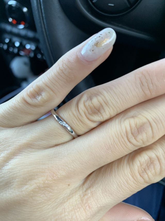 シンプルなデザインですが少しウェーブがかかっています。