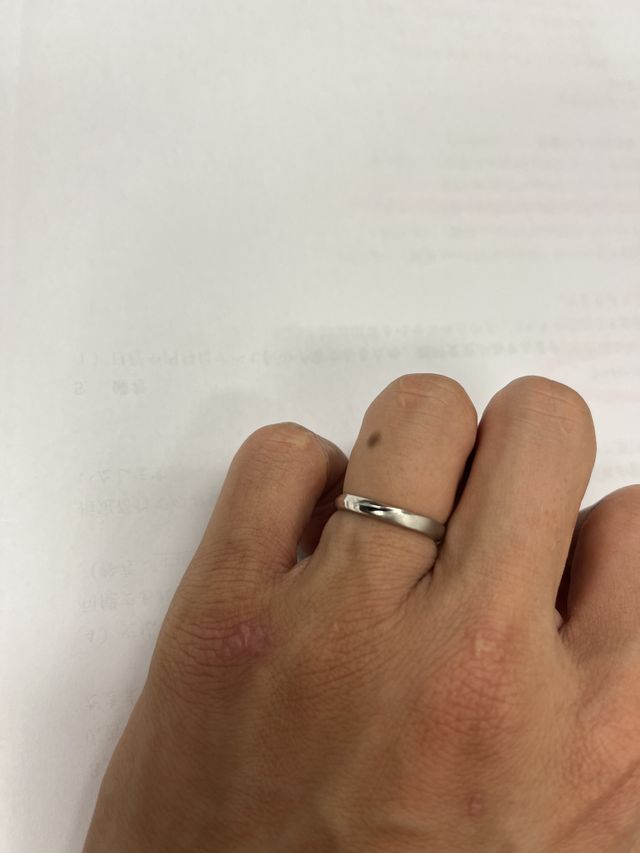 艶部分と艶消し部分が指輪デザインに沿ってわかれている。