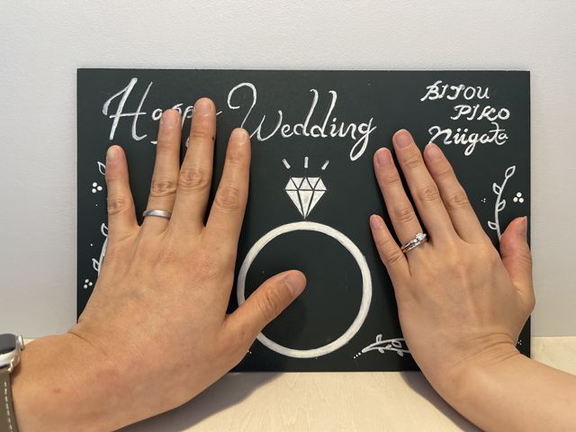 店内にて、婚約指輪と一緒に撮影していただきました。