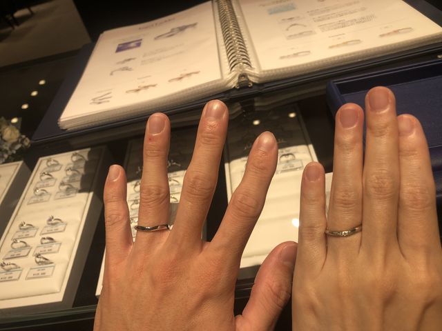 ペアで着けた際の印象です。どちらもシンプルです