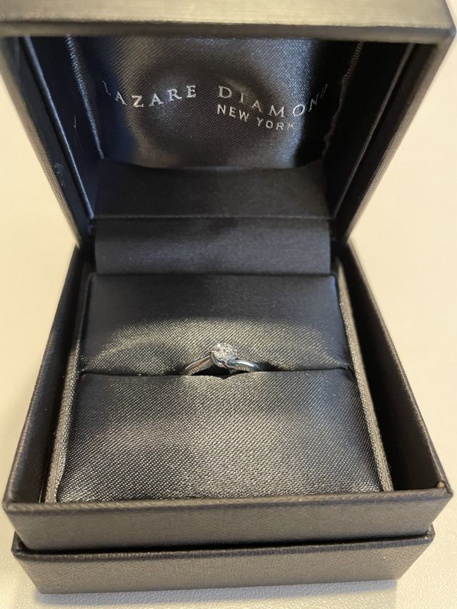 シンプルなデザインの婚約指輪です。