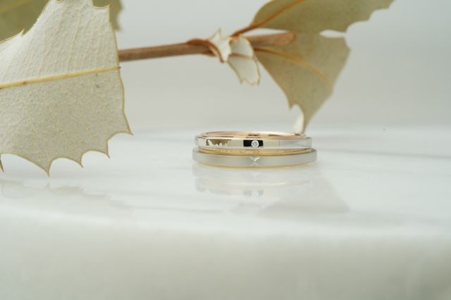 内側にお互いの誕生石と入籍日を刻印しました！