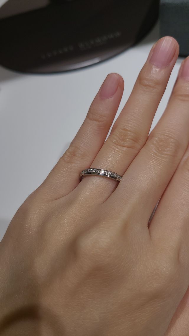 ツートンの珍しいハーフエタニティデザイン