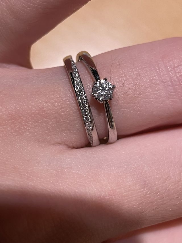 下側の斜めにダイヤが付いているものを購入。