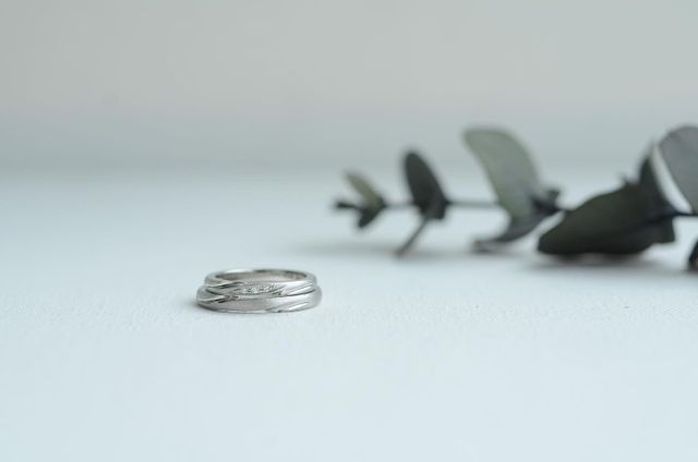 シンプルながらも動きのあるデザインで、加工も2種類