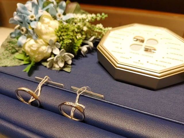 ペアの指輪。シンプルすぎず華やかすぎずで着け心地もいいです。