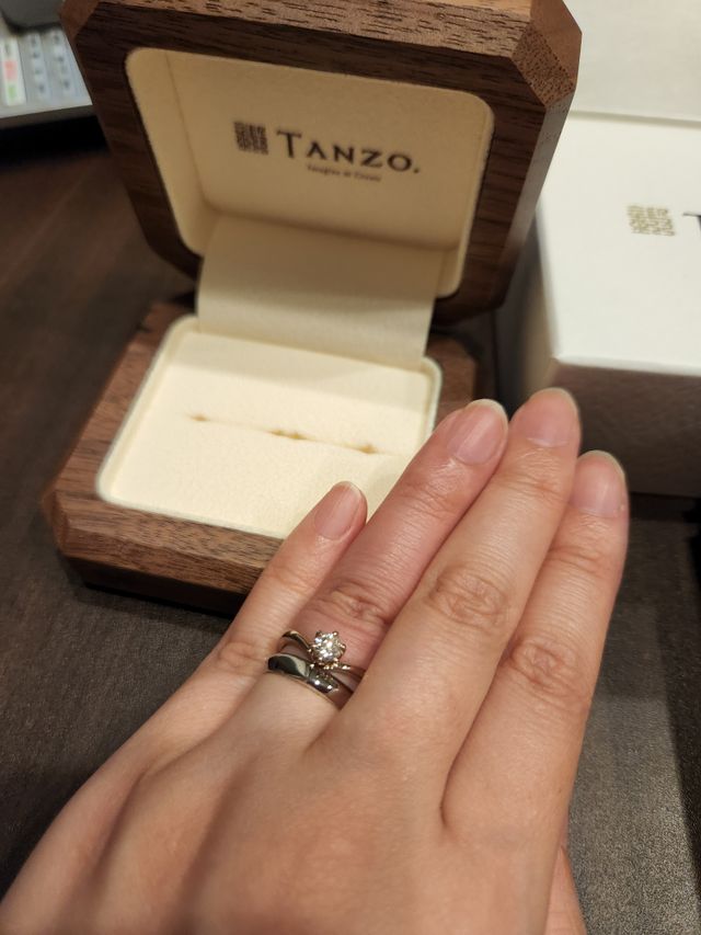 V字デザインの婚約指輪とあわせても可愛くまとまります。