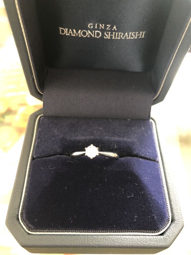 婚約指輪のダイヤモンドモンドが凄く綺麗で輝いています。