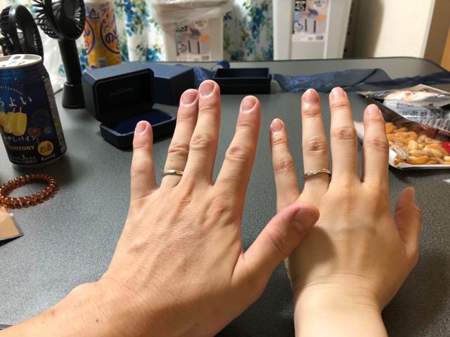 結婚指輪は、二人でお揃いのウェーブ型の物を選びました。