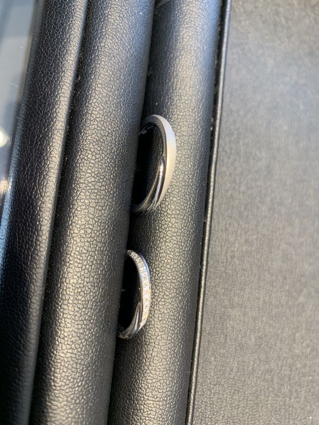 メンズはマット加工をいれました。