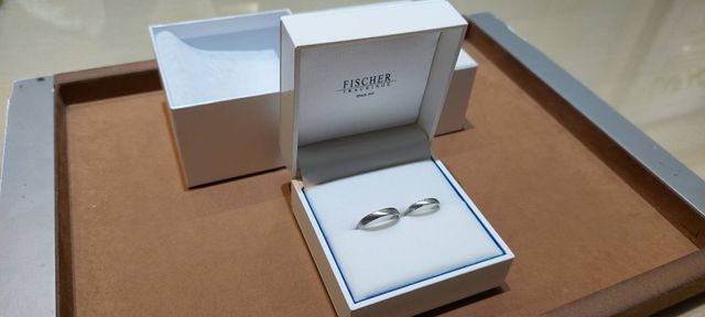 結婚指輪です。お店での一枚。