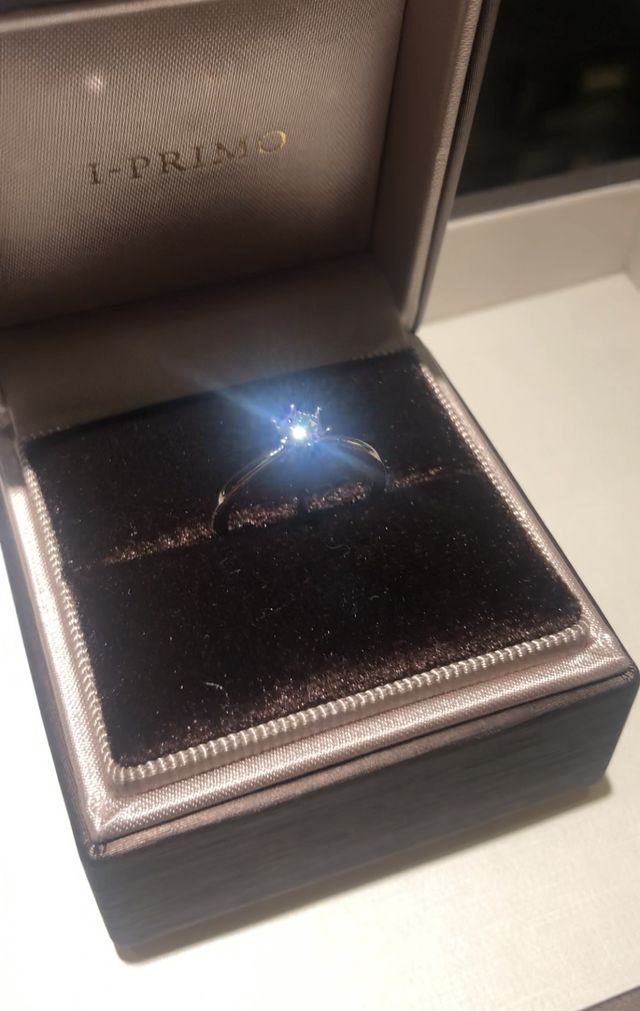 選んだダイヤを仮置きし、ボックスに入れた指輪