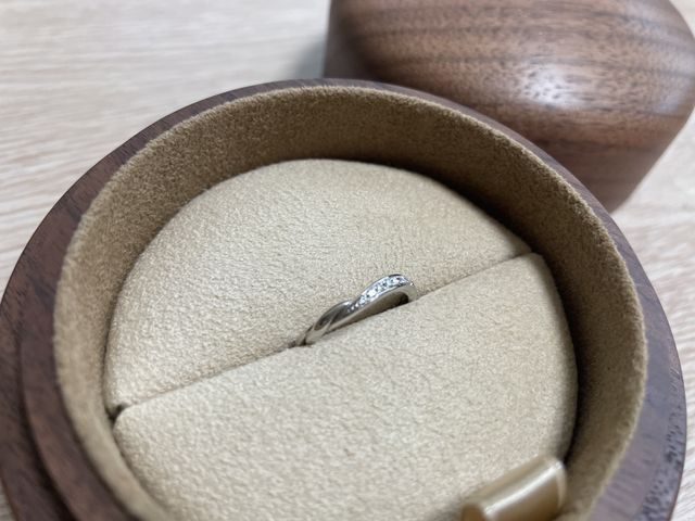 ハーモニーというデザインです。指輪のケースも可愛い。