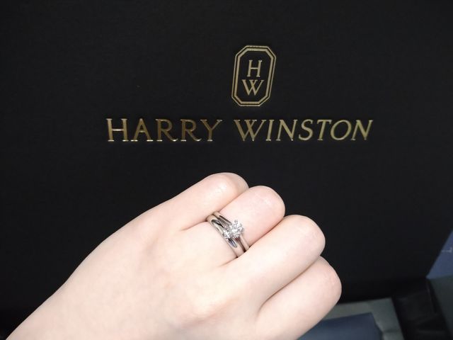 結婚指輪と重ねています