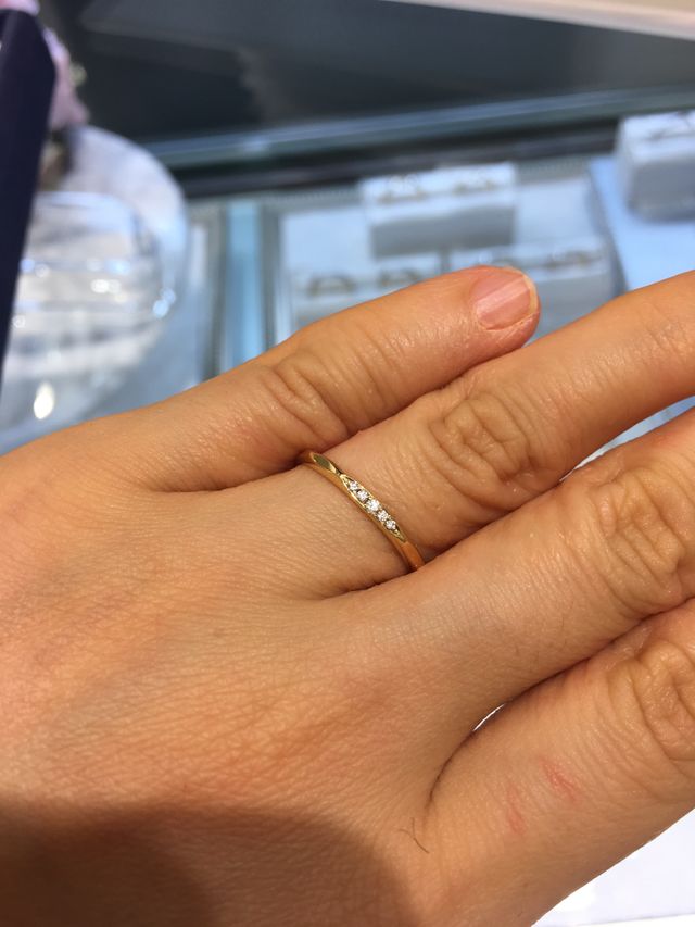 イエローゴールドで細身です