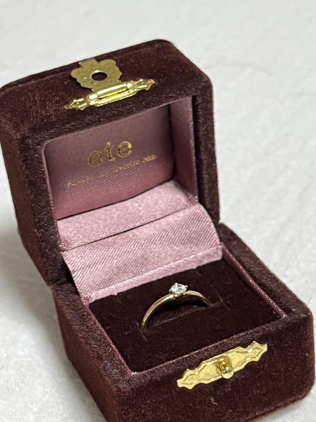 イエローゴールド18金の細めリング中央にダイヤ0.1カラット