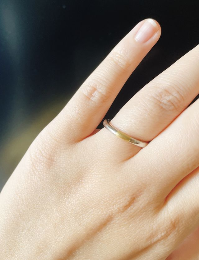 基本プラチナで、中央部分だけマットなイエローゴールドです。