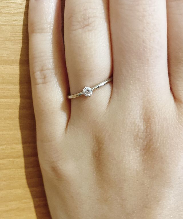 一粒ダイアモンドのシンプルなデザインです。