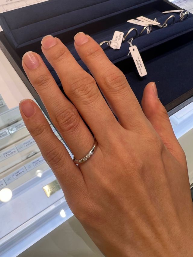 3粒ダイヤが入っているリングを試着しました。