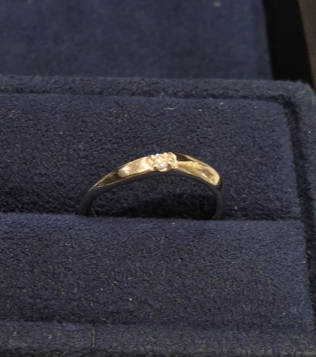 エッジ加工が施されたピンクゴールド