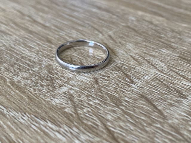 シンプルなデザインでどんな服装にも合います！！