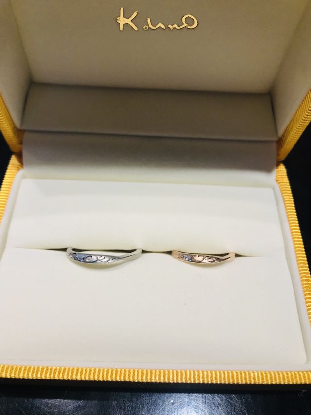 葉っぱの蔓の中にお互いのイニシャルを入れて頂きました。