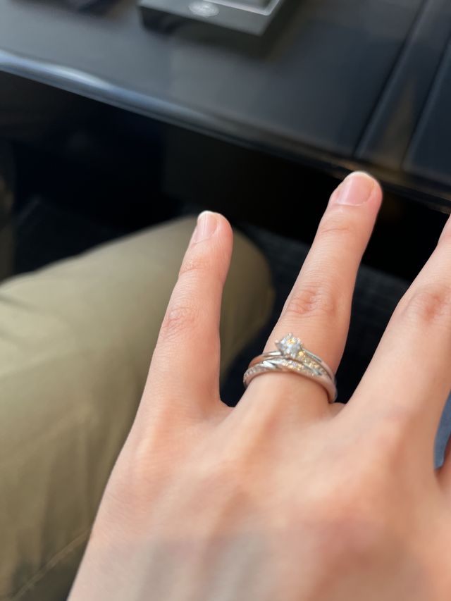 婚約指輪の合わせの指輪です。やはりどちらも映えます。