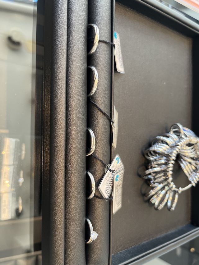 要望に合わせたくさん試着させてもらいました。説明も丁寧です。