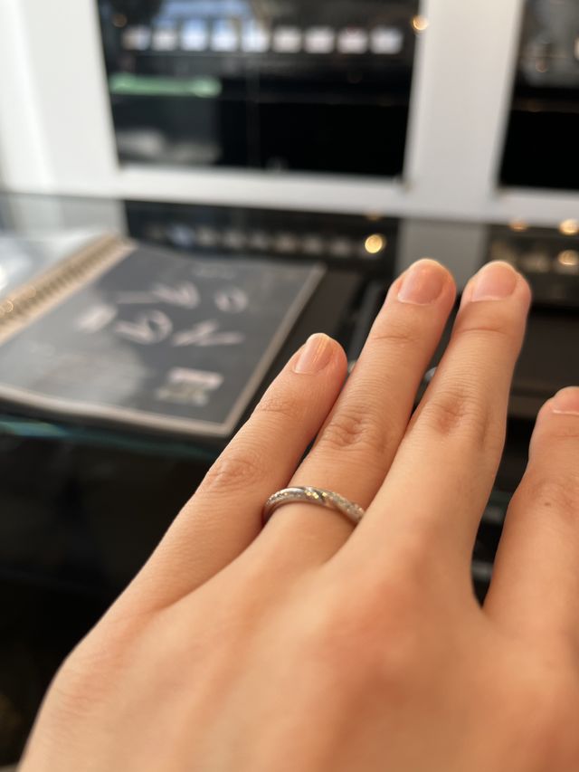 結婚指輪のみ着用です。少し目立ってゴツいかなと思いました。
