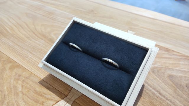 結婚指輪の雲結のシャンパンゴールドです