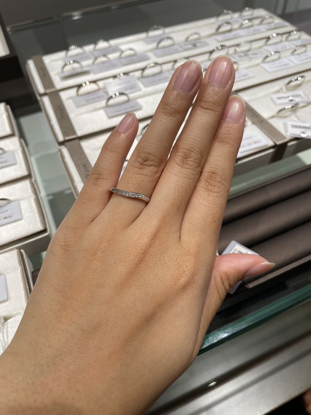 ウェーブタイプの指輪 波状にダイヤがあしらわれてします。