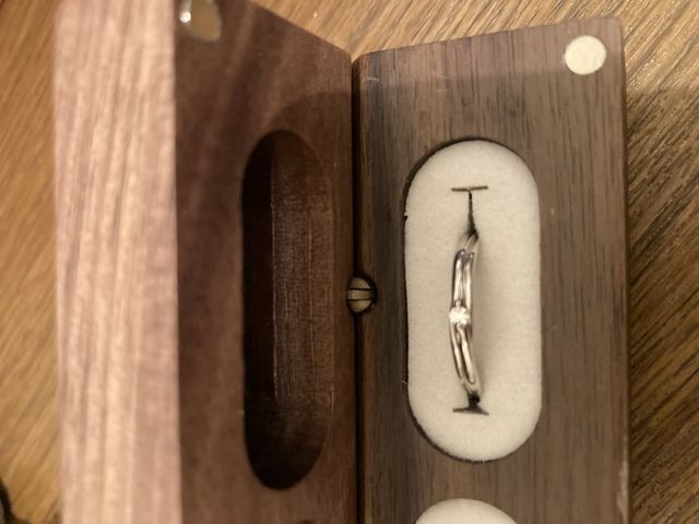 女性用でダイヤモンドがついています
シンプルなデザインです