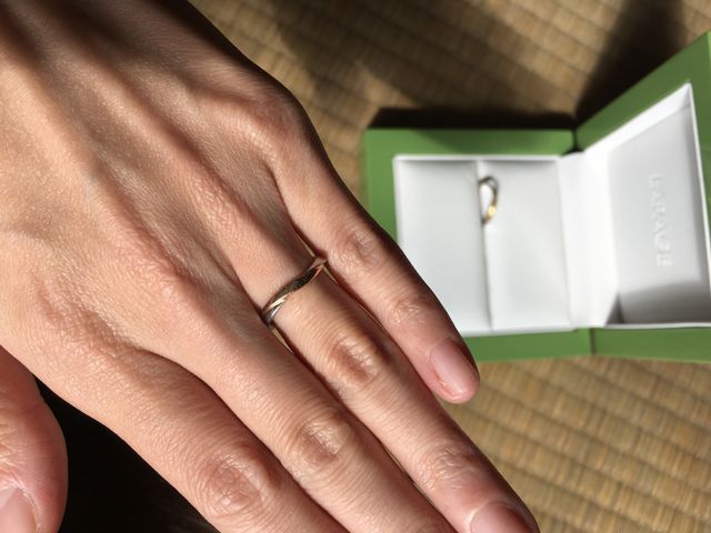 ねじれたデザインで真ん中の部分はピンクゴールドです。