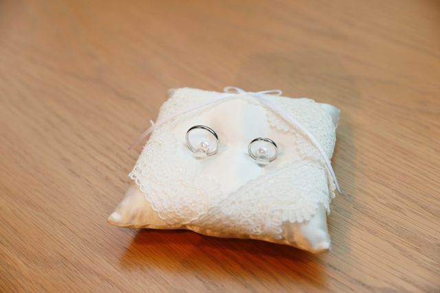 結婚式でリングピローに乗せた結婚指輪です。