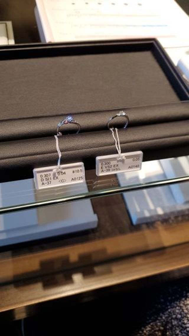 婚約指輪検討している際の写真です。