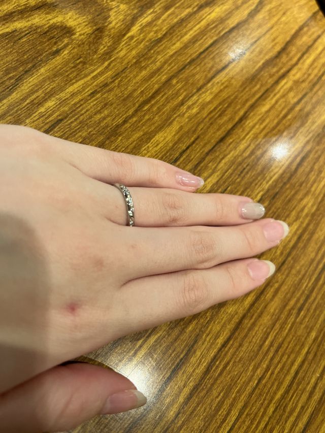 ウェーブにダイヤが入っててかわいいです。