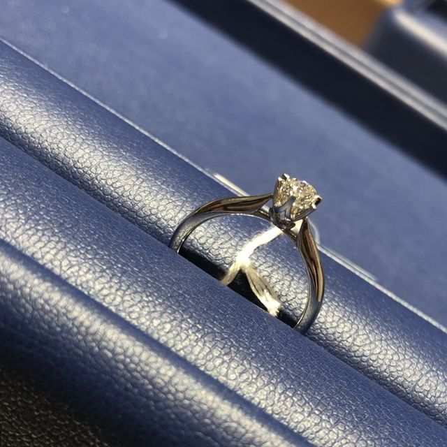 選んだダイヤを仮置きしたリング(横から)